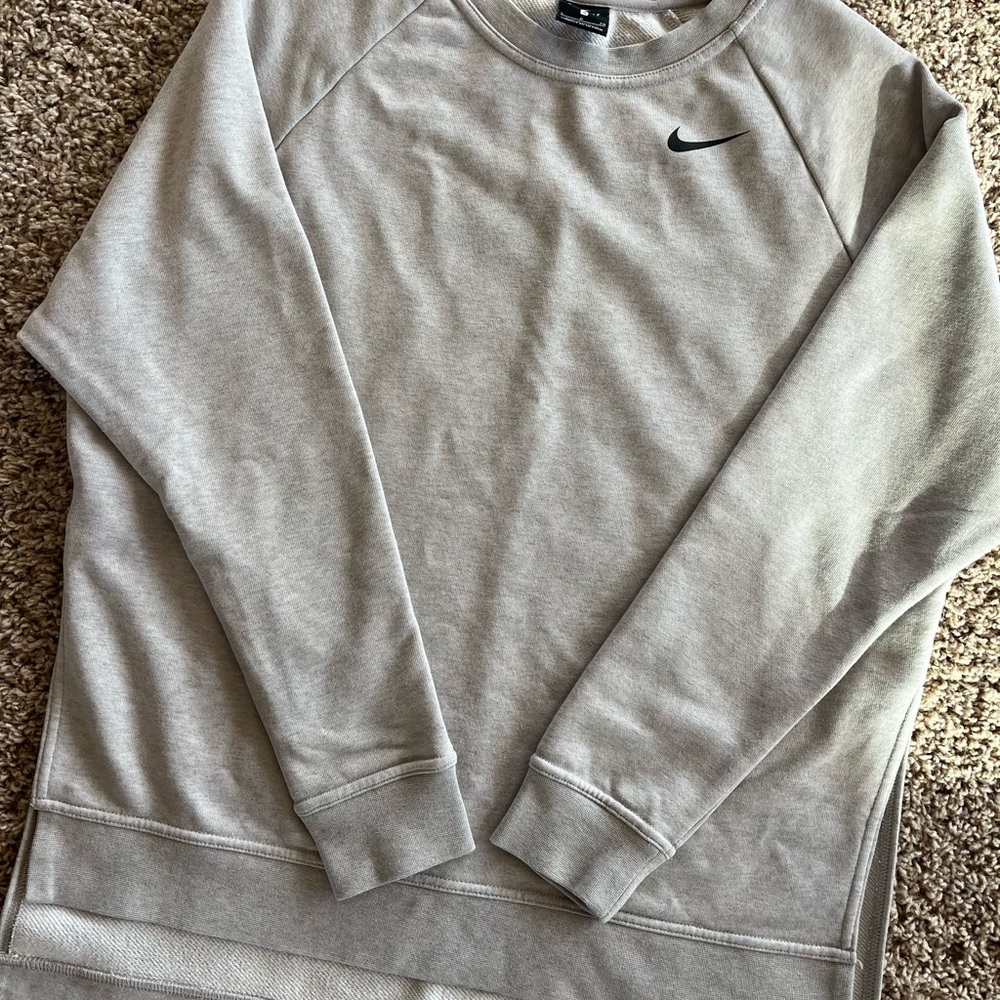 Women’s grey Nike crew neck sweatshirt size small